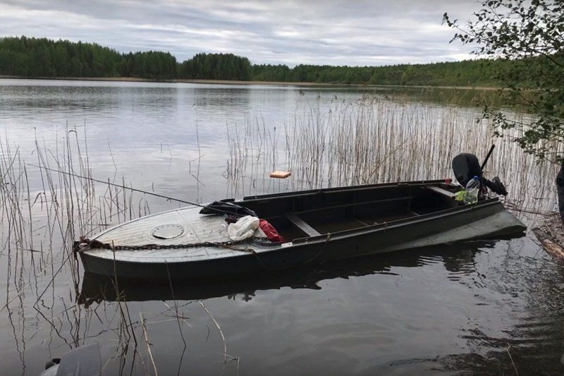 Водолазы подняли лодку, затонувшую после трагического случая на озере в Карелии