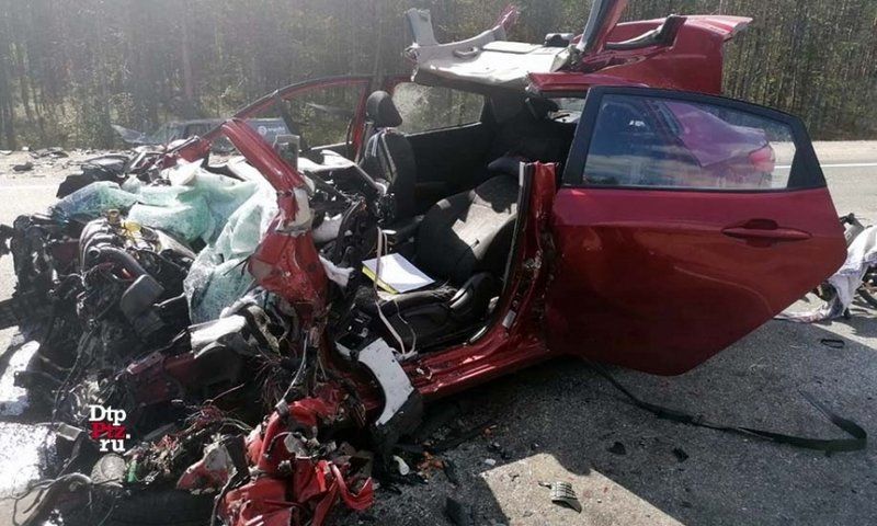 Опубликованы фото с места смертельного ДТП на трассе «Кола»