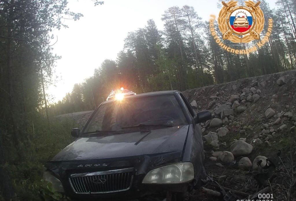 Автомобиль вылетел в кювет в Лоухском районе