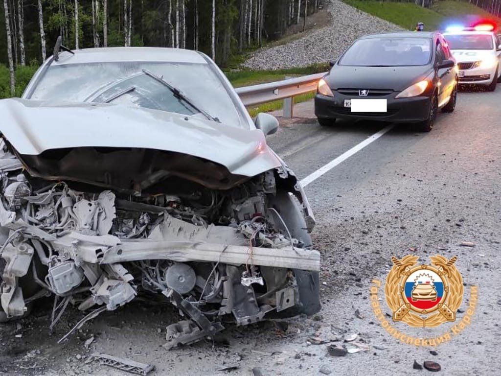 Водитель врезалась в ограждение на трассе в Карелии