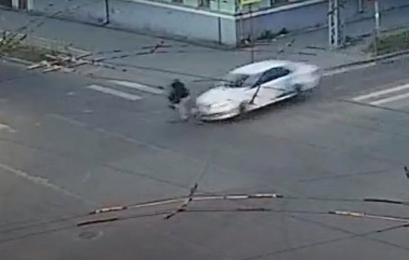 В Петрозаводске автомобиль сбил двух парней, которые ехали на одном велосипеде
