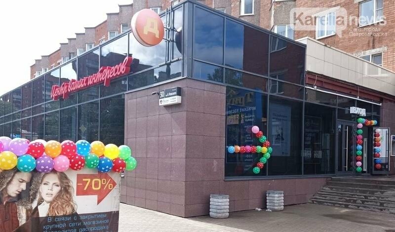 В подлежащем сносу «Невском пассаже» торжественно открывается очередной магазин