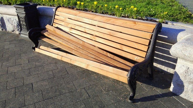 Вандалы сломали новую скамейку в центре Петрозаводска