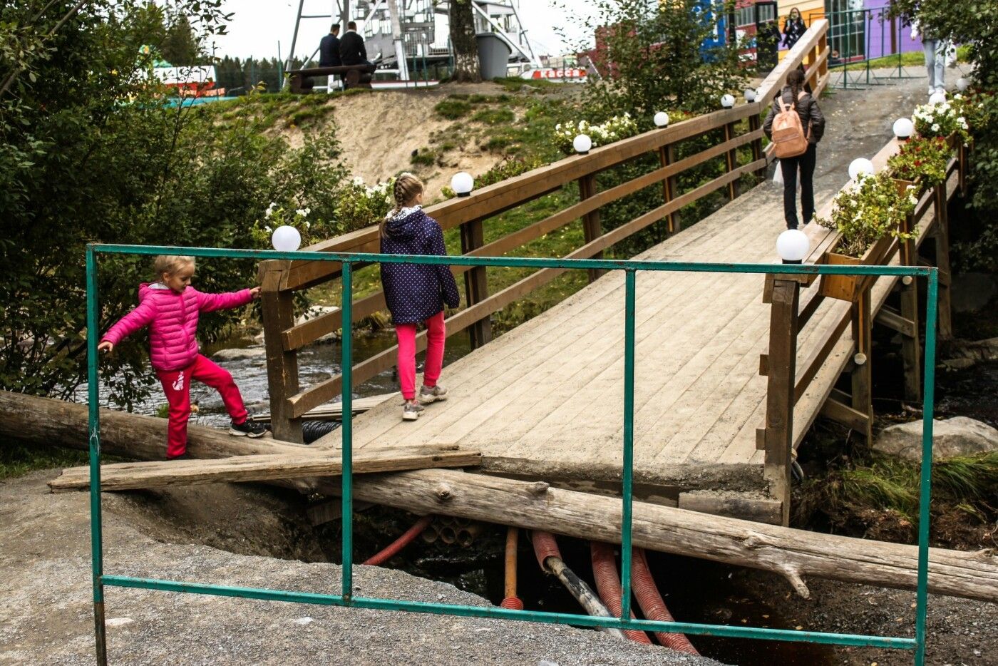 В Петрозаводске сразу два деревянных моста представляют угрозу пешеходам