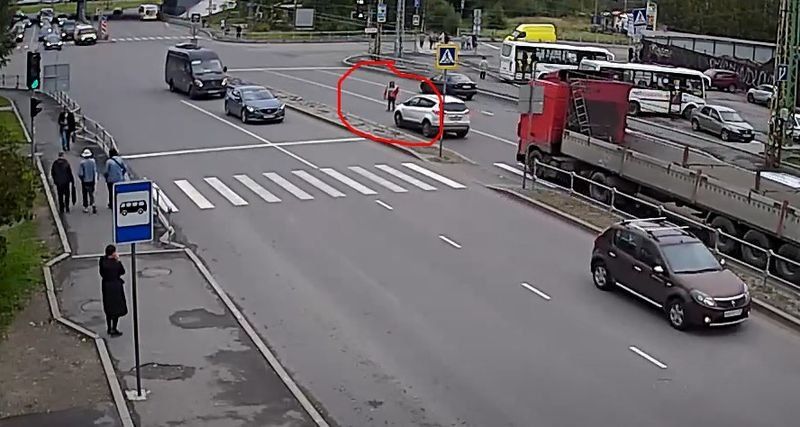 Женщина почти пять минут бросалась под колеса автомобилей в Петрозаводске