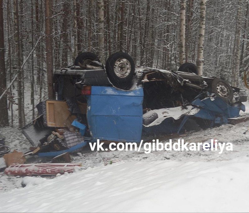В Беломорском районе перевернулся фургон – водитель не выжил