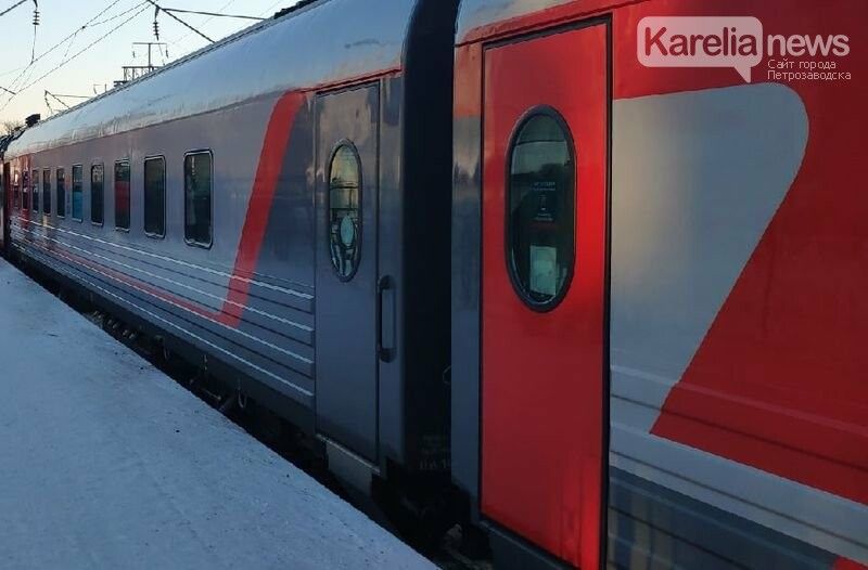 В Кемском районе Карелии мужчина выпал из поезда и погиб