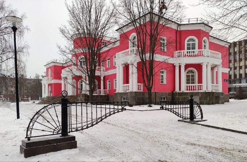 У Дворца бракосочетаний в Петрозаводске появились новые ворота в стиле петербургских садов
