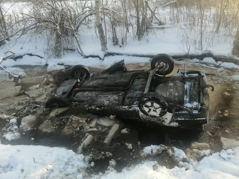 В Олонецком районе автомобиль съехал в кювет, перевернулся и провалился под лед