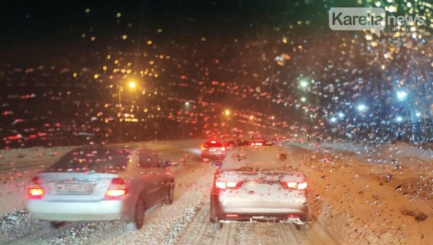 Пробки и темнота. Непогода привела к транспортным проблемам и отключению света в Петрозаводске и районах