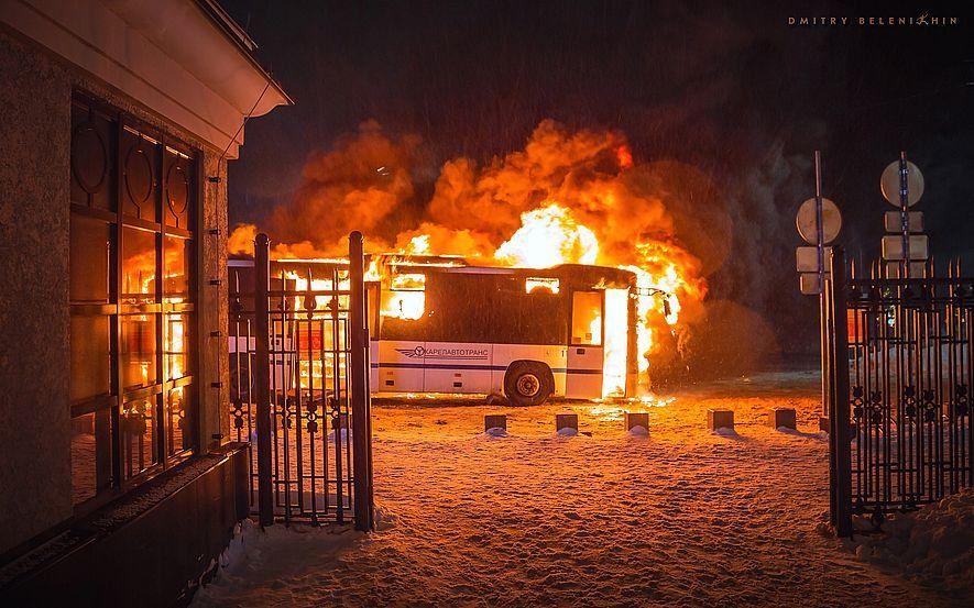 Рейсовый пригородный автобус сгорел в центре Петрозаводска