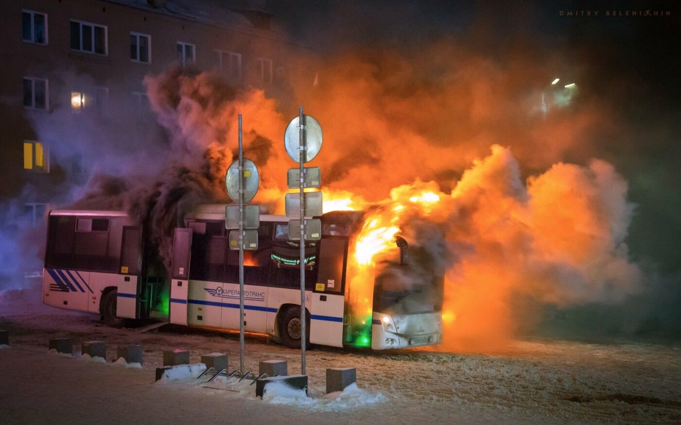 Вокзал в огне. Опубликованы новые фотографии пылающего в Петрозаводске автобуса