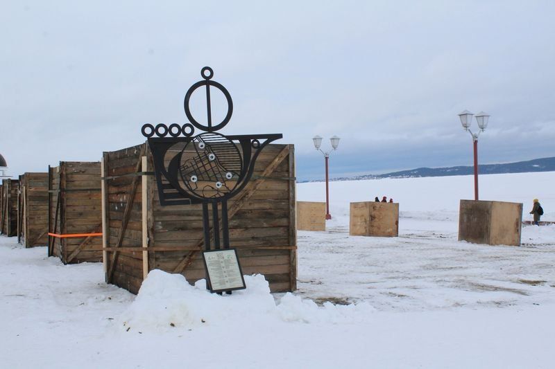 На набережной Петрозаводска установили кубы для снежных и ледовых скульптур