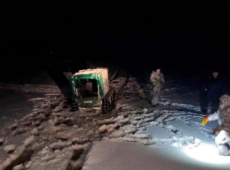 На озере в Сегежском районе компания рыбаков застряла на снегоходе вдалеке от берега