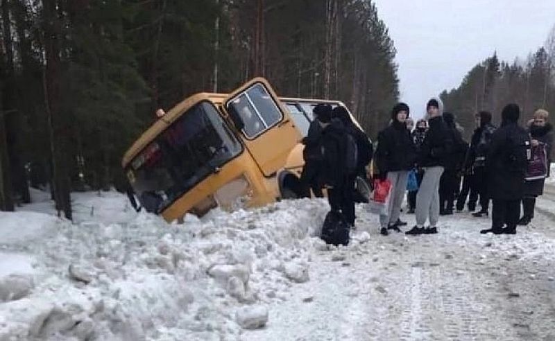 Школьный автобус с 20 детьми съехал в кювет в Карелии