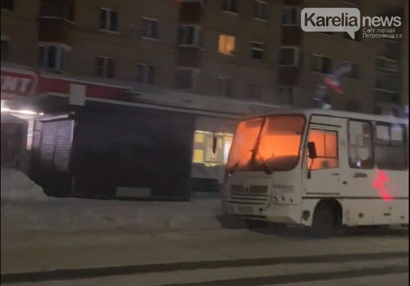 В Петрозаводске загорелся маршрутный автобус