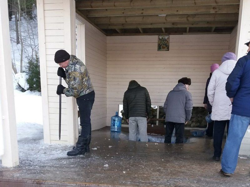 В Петрозаводске родники очищают от наледи