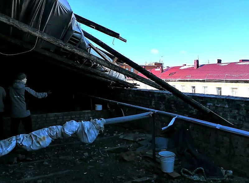 В Петрозаводске ветер сорвал крышу дома на проспекте Ленина и повалил деревья